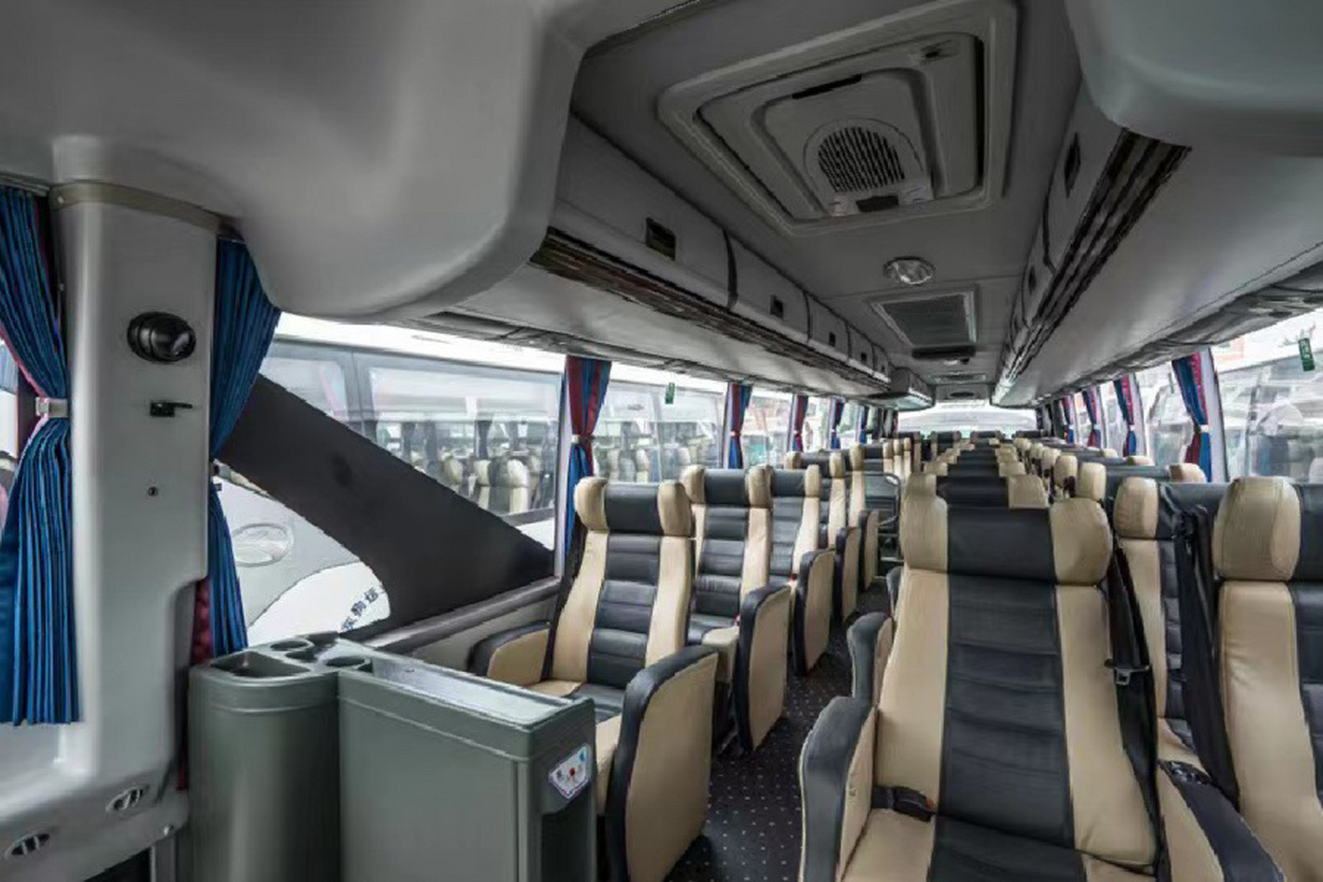 九寨沟保姆车和普通大巴对比 图123是保姆车内部图片,图456是普通旅游