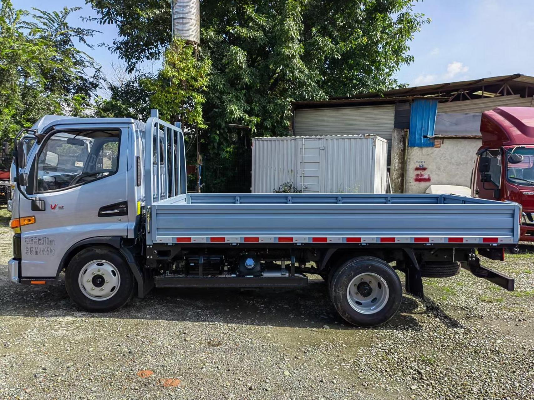 江淮骏铃v3栏板车,云内德威发动机. 配置:排量2.0,140马力,6.