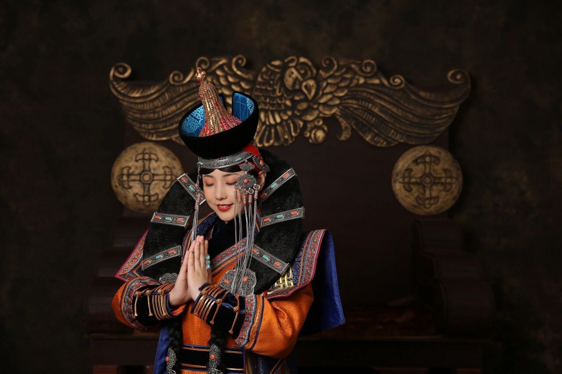 喀尔喀传统蒙古族服饰 喀尔喀服饰是蒙古族服饰中一个重要组成部分