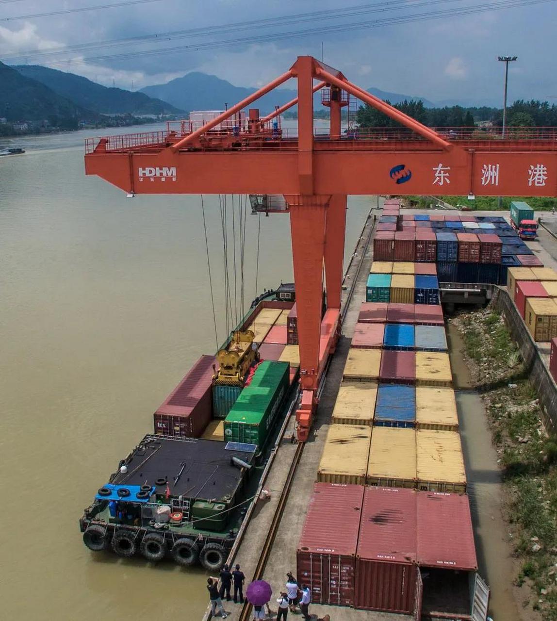 杭州港挺繁忙的,杭州港是大运河沿岸的内河港口,主要有东洲港区和崇贤