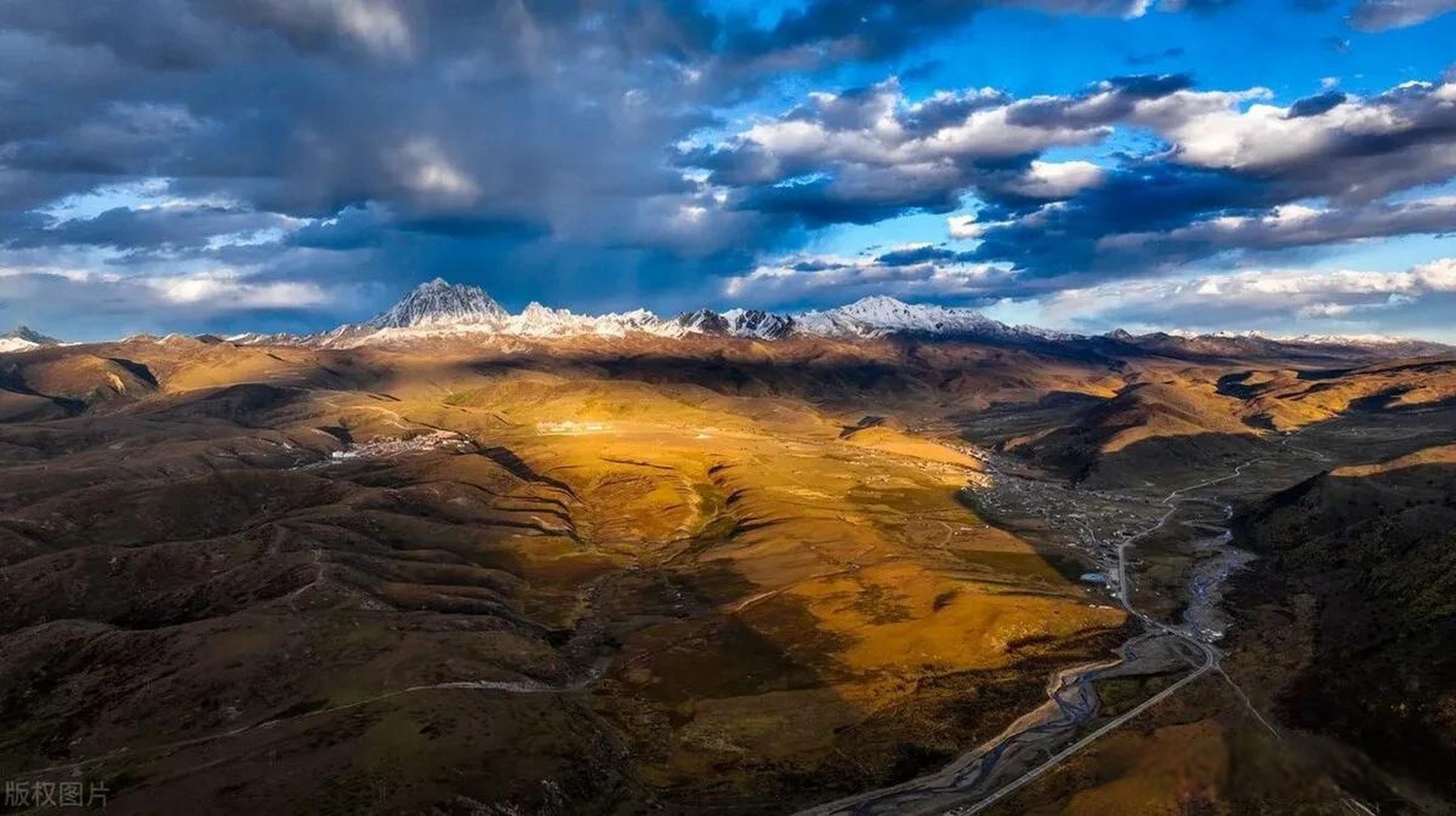 雅拉雪山位于四川甘孜州康定,道孚和丹巴三县的交界处,海拔5884米,与