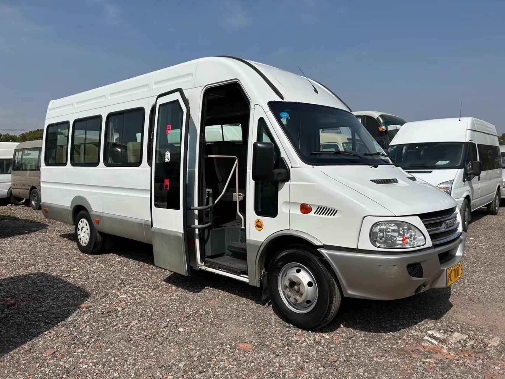 依维柯宝迪,2013年国四 19座车长7米,电动门行李架,非营运 价格不高