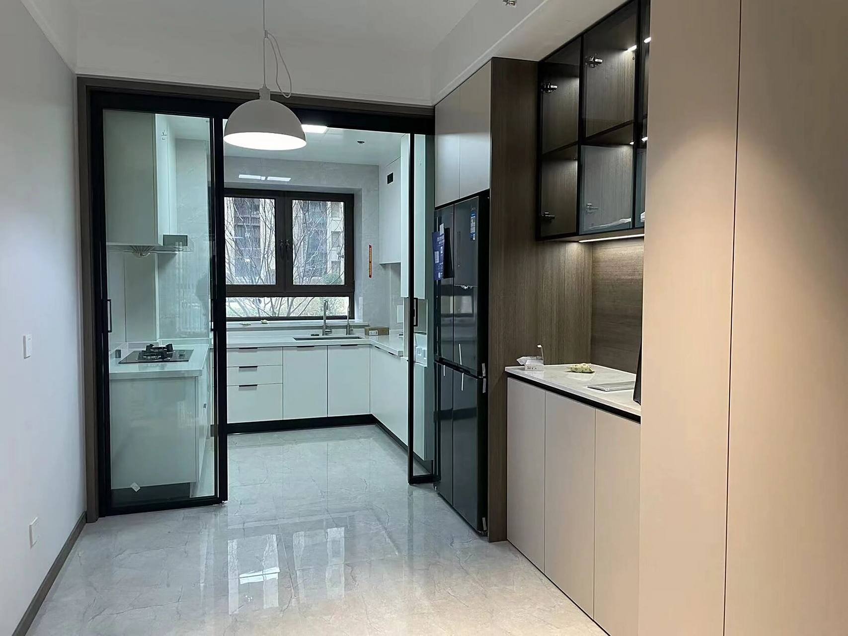 四扇对开极窄推拉门 u型厨房选择这种格式的推拉门真的好合适!