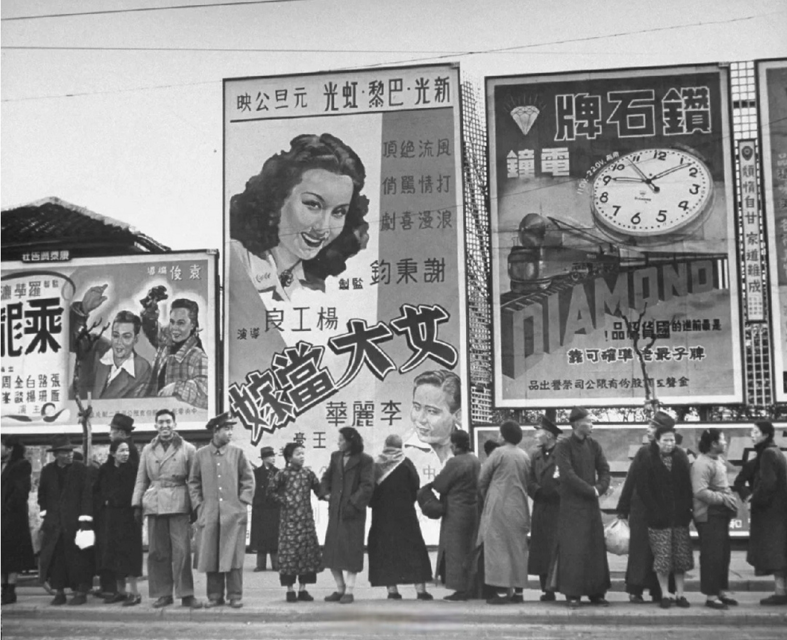 40年代上海街头的电影海报