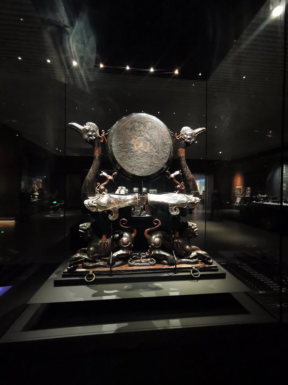 虎座鸟架鼓 虎座鸟架鼓,2002年出土于湖北枣阳九连墩楚墓2号墓,年代为