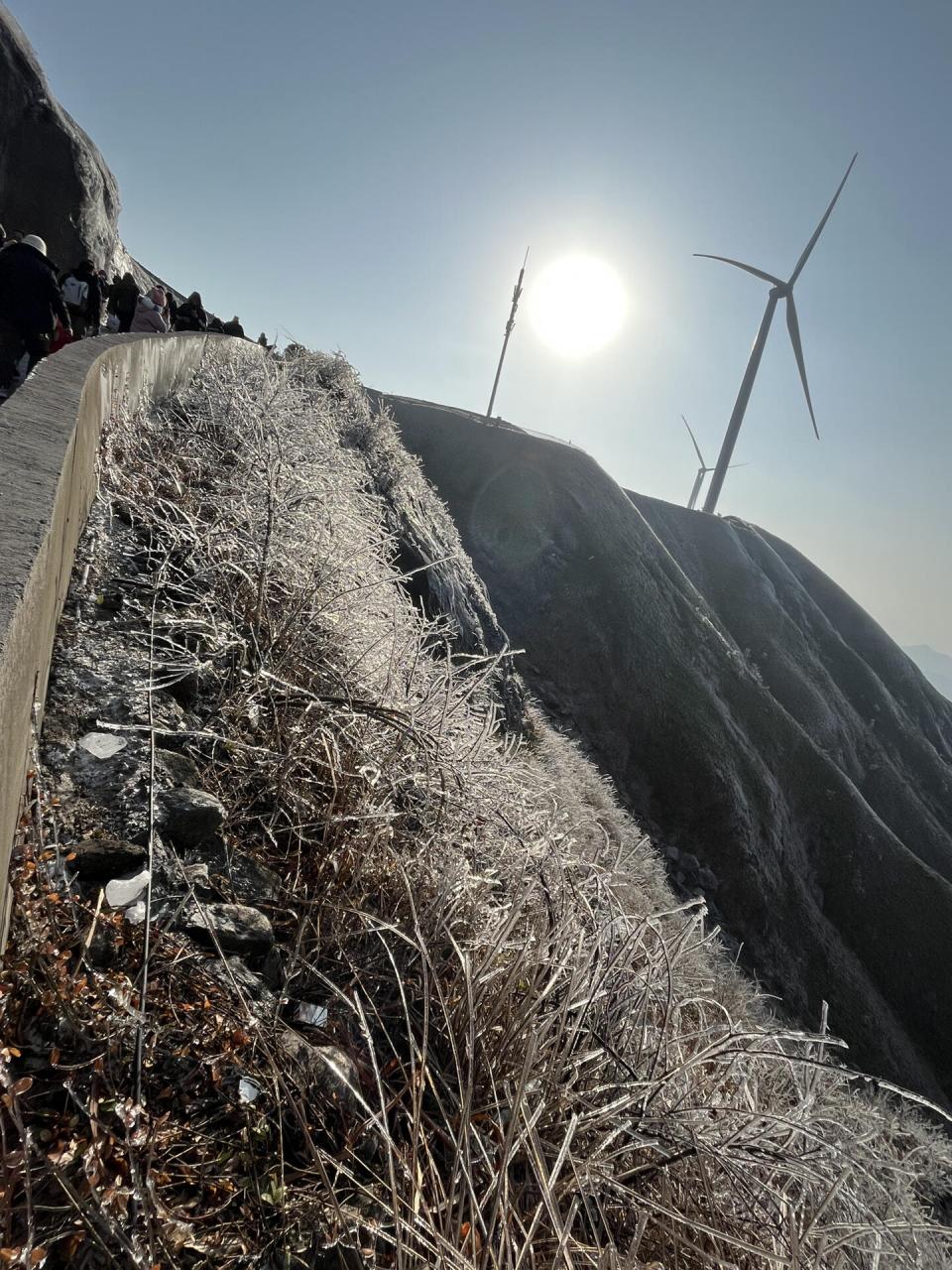 云冰山旅游景区位于湖南省永州市蓝山县西峰岭和广东省清远市连州市