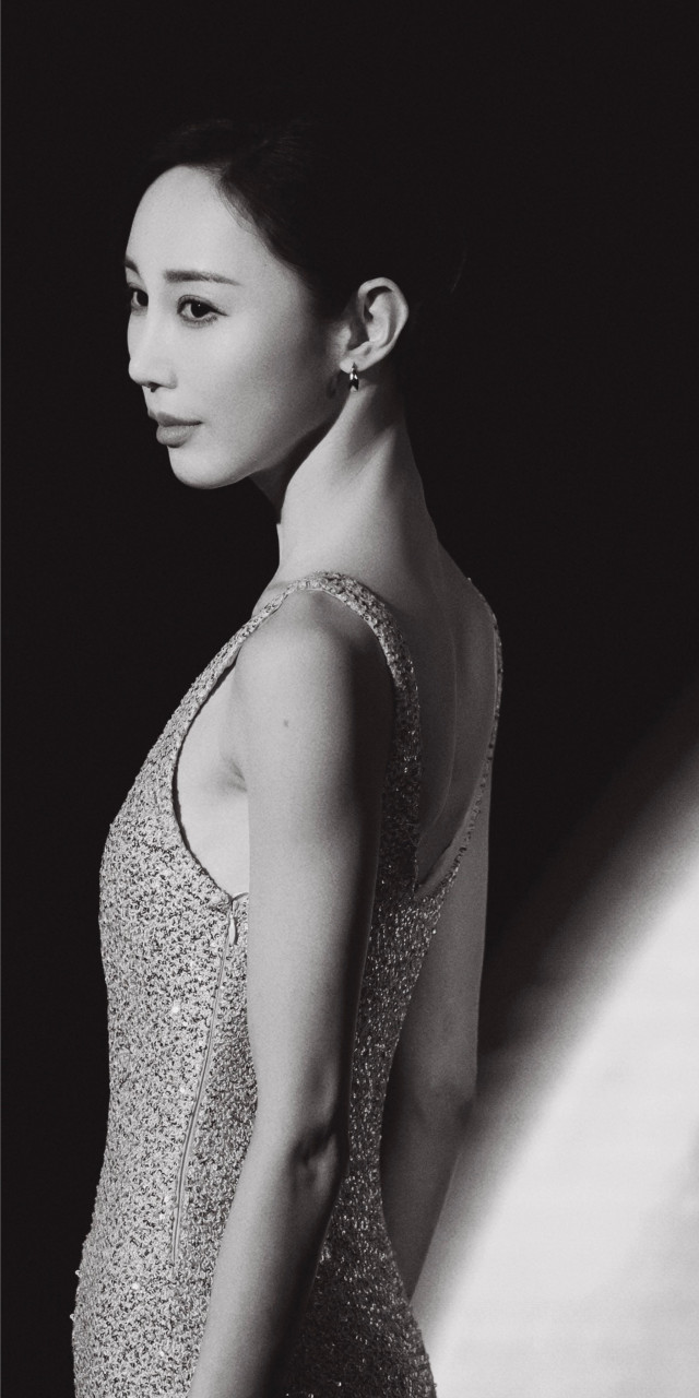 朱洁静,美背轻柔,纤美身姿壁纸组图