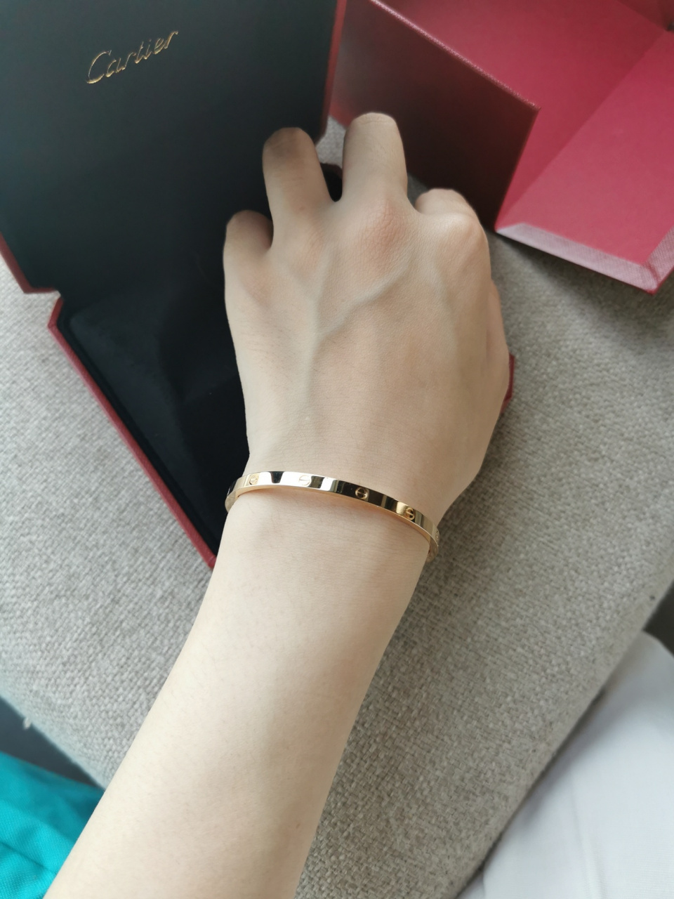 卡地亚手镯 卡地亚手镯窄款,三亚免税购入,买的黄金色,挺显白的,也没