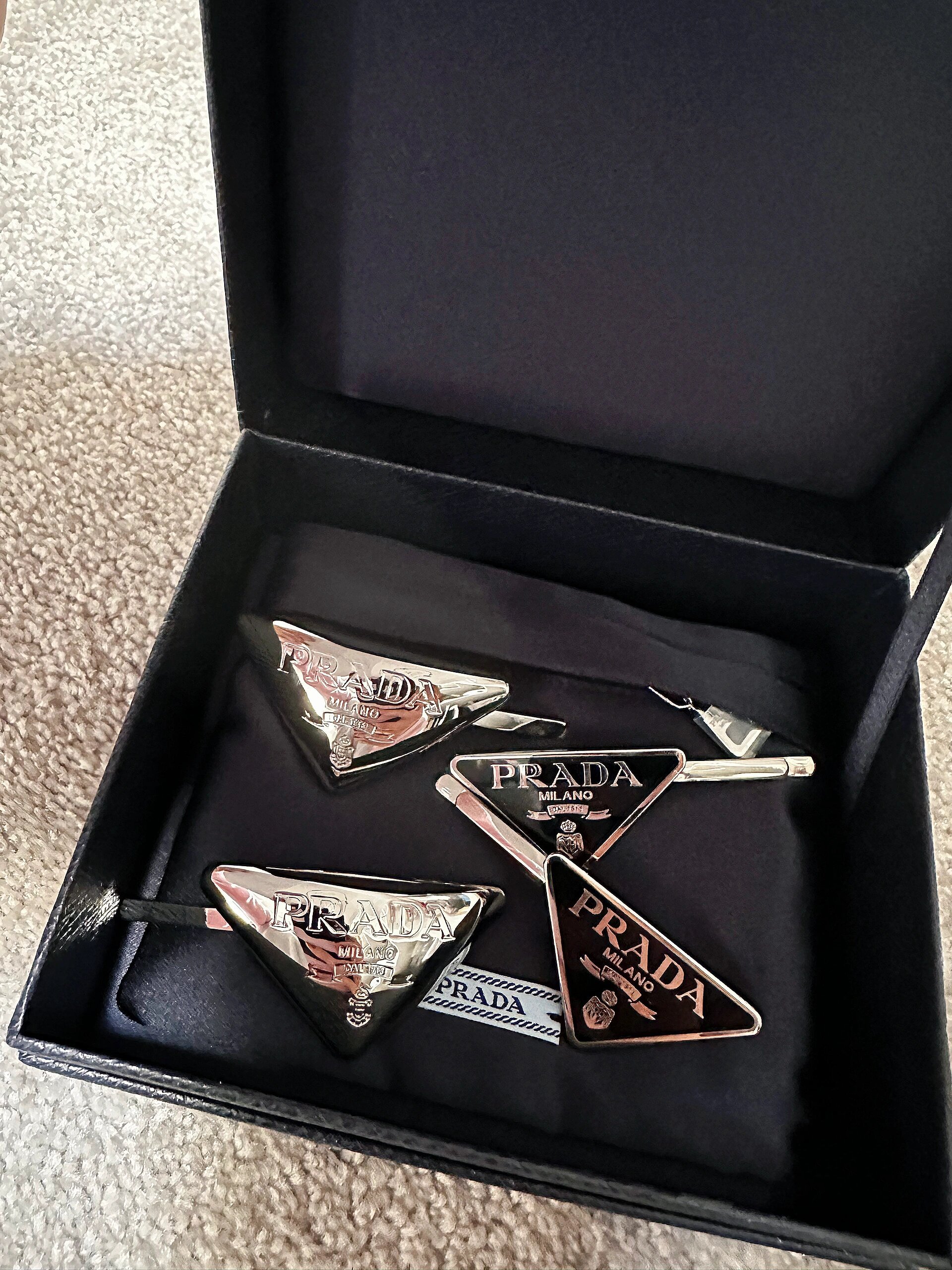 9696 prada 三角发卡 新鲜到手的金属大馒头发夹,对比经典黑白