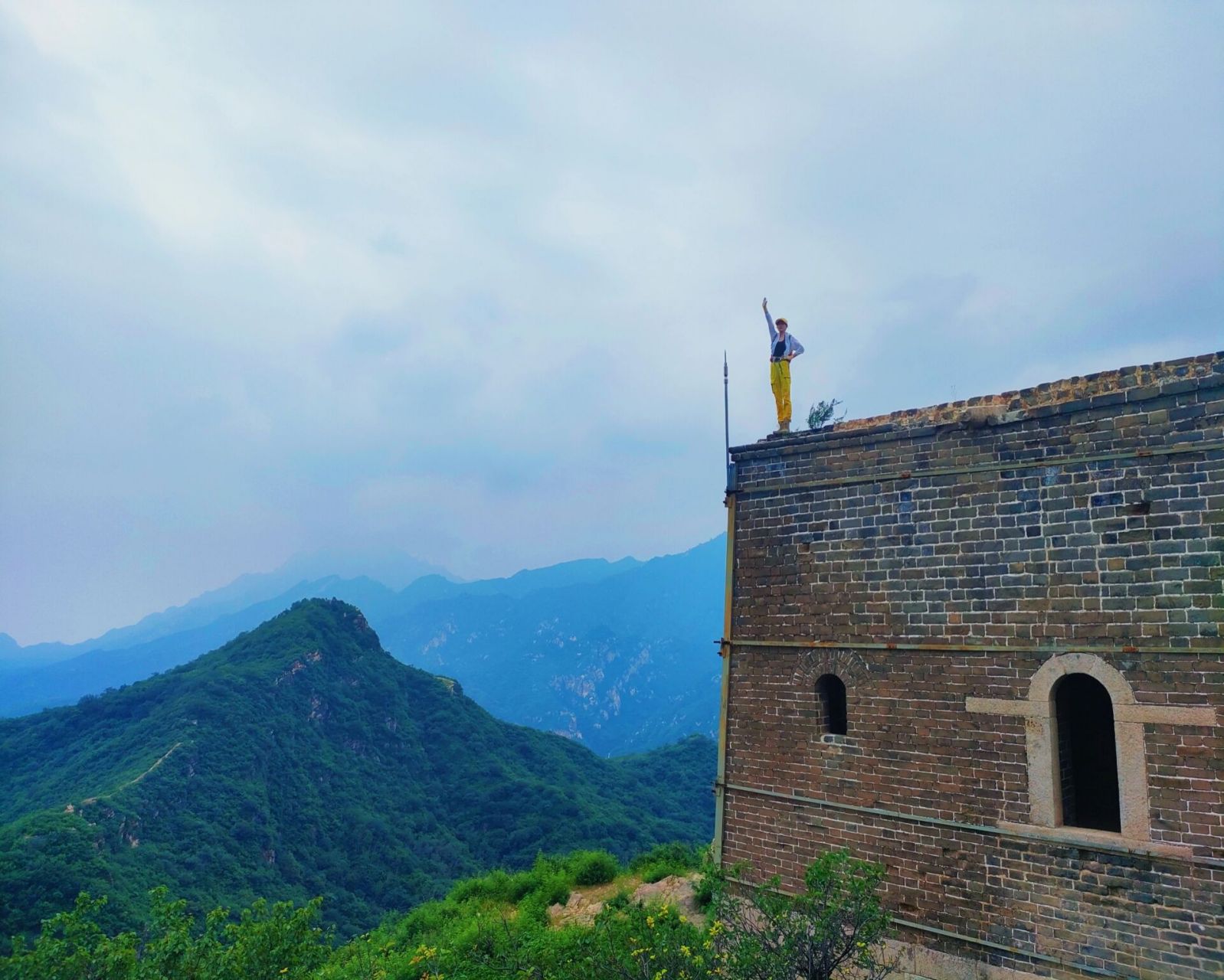 解锁鹿皮关 鹿皮关长城在悬崖峭壁上依山而建.