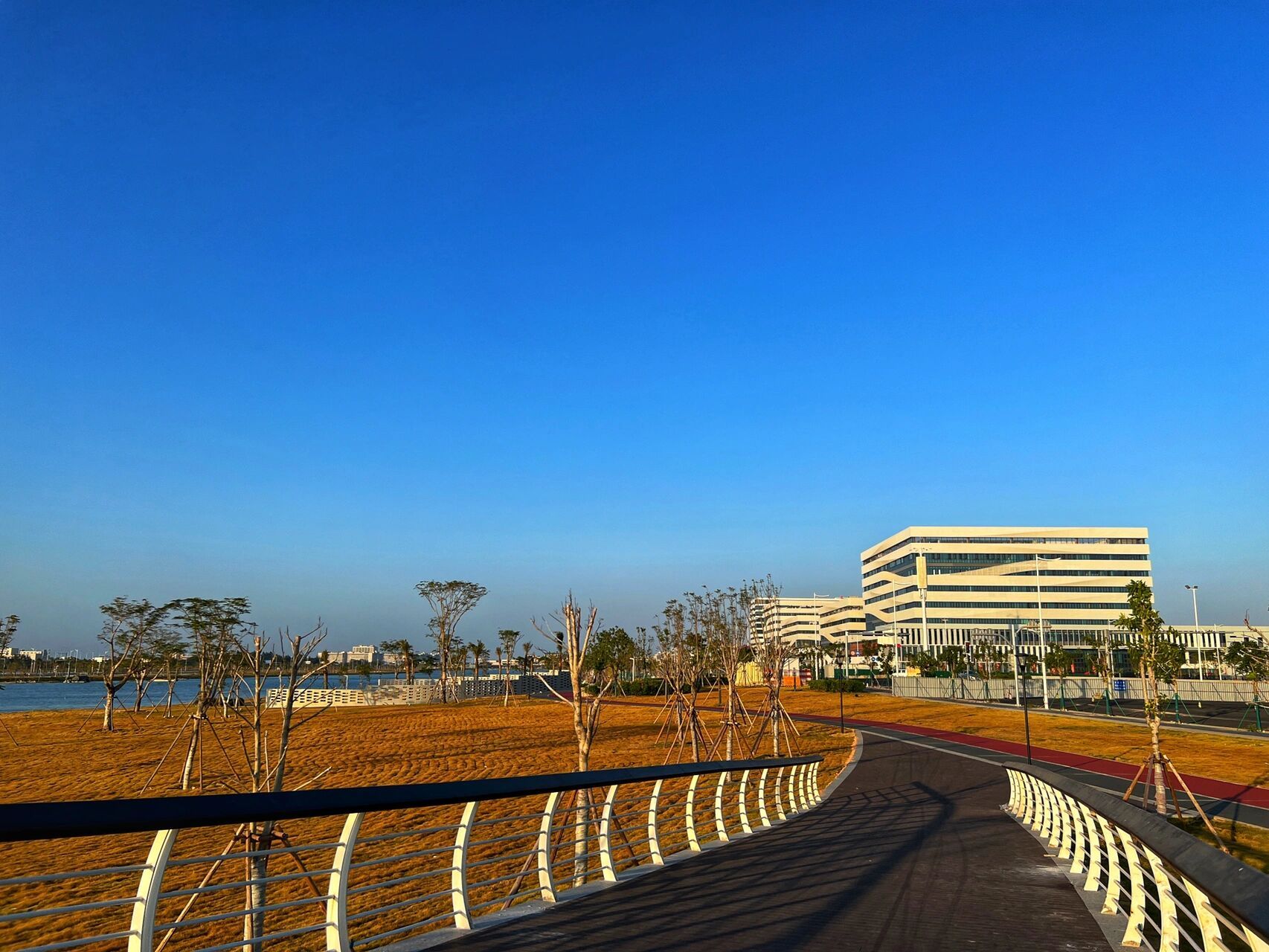 汕头大学东海岸校区 这是全校学生都住海景房的校区