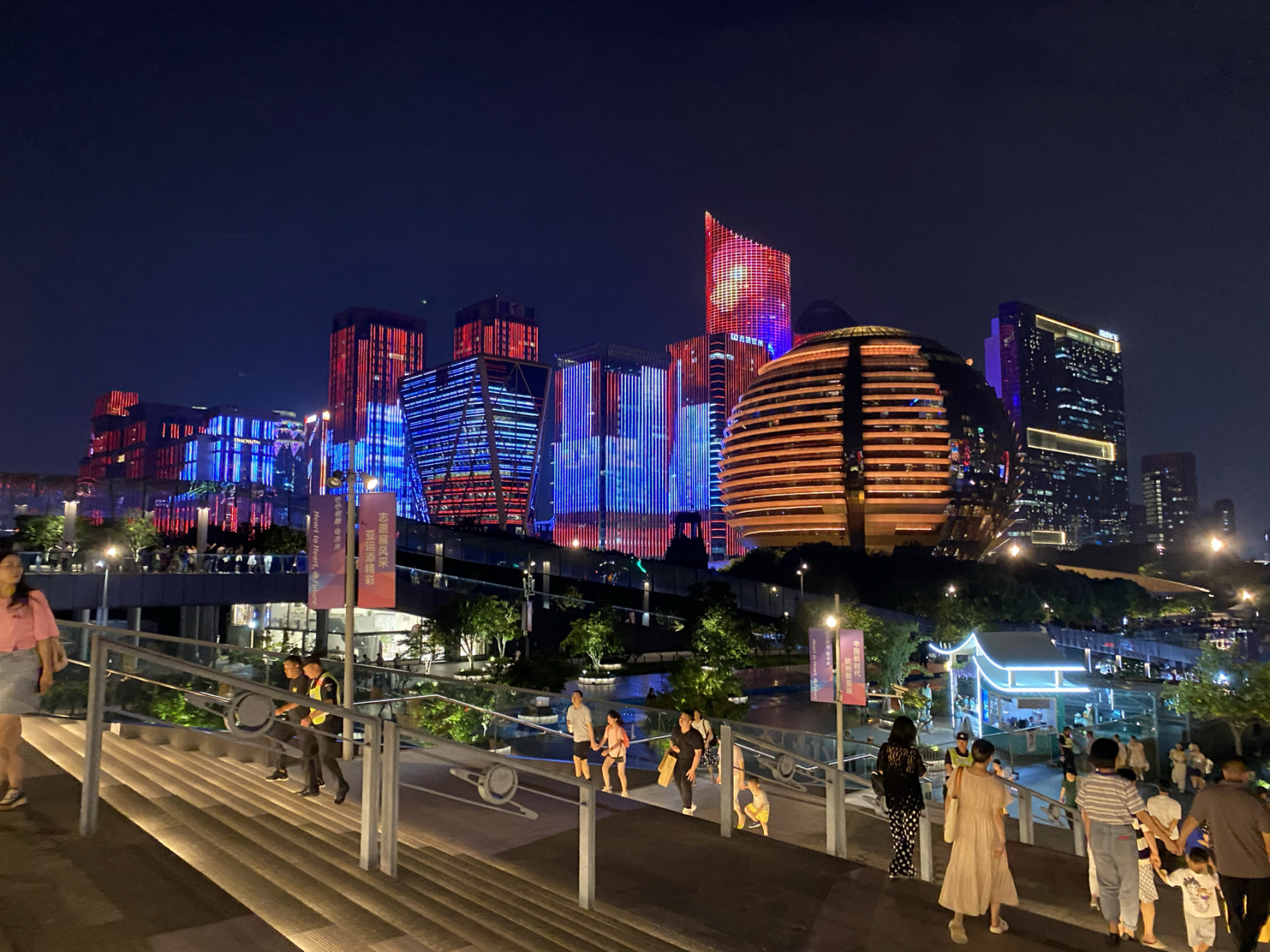 杭州钱江新城灯光秀 这里—号称杭州外滩,钱塘江,亚运会奥体中心场馆