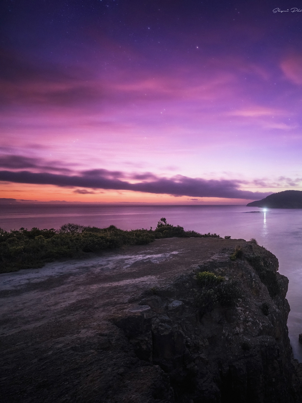 那一点光, 和夜末最后一片南极光, 同时出现在还未完成的日夜交替之中