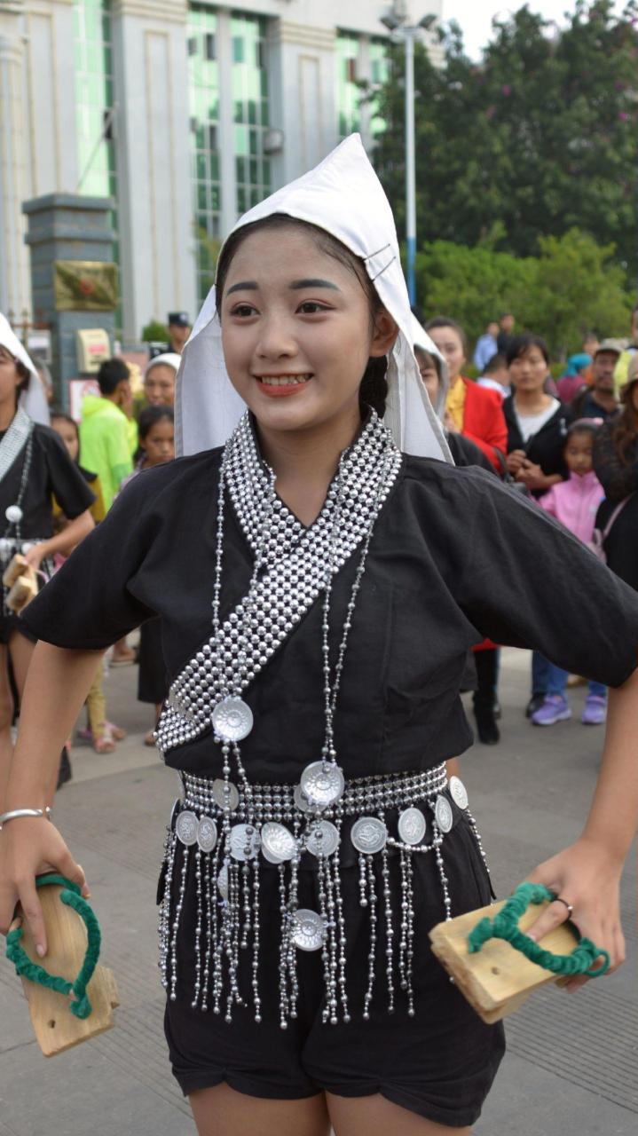 哈尼族"奕车支系"独有的"奕车服饰"至今已有千余年的历史.