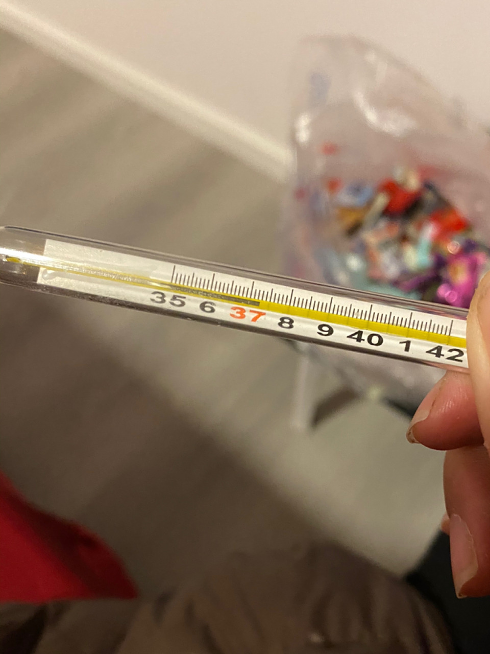 十天了还是低烧 新冠第十一天体温还是37度多～平时我都是36.