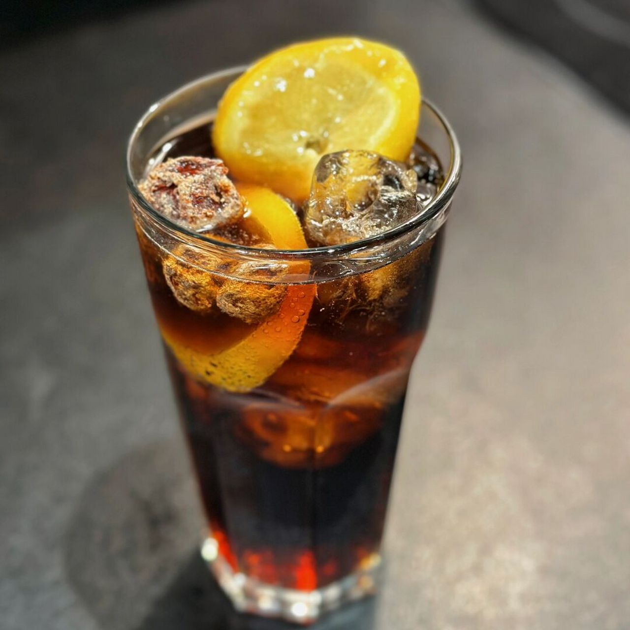 9297饮品分享|话梅柠檬可乐 步骤: 16615杯中加入冰块 266