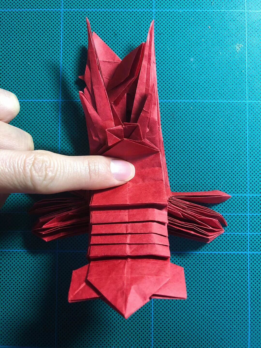 现代折纸欣赏～麻辣小龙虾 天热起来了,麻小可以吃起来了～ 小龙虾的