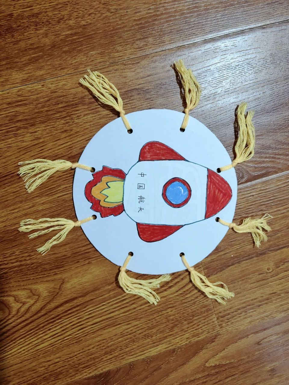 幼儿园户外手工作业:飞盘 操作步骤: 硬纸板上画个圈圈8715我的