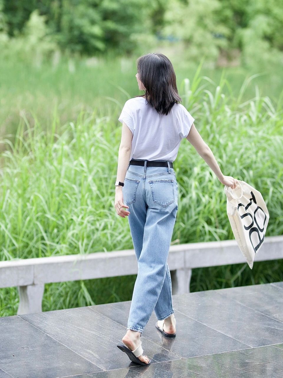 慵懒随性的白t恤 简单好版型的牛仔裤 帆布包 是余老师喜欢的自在