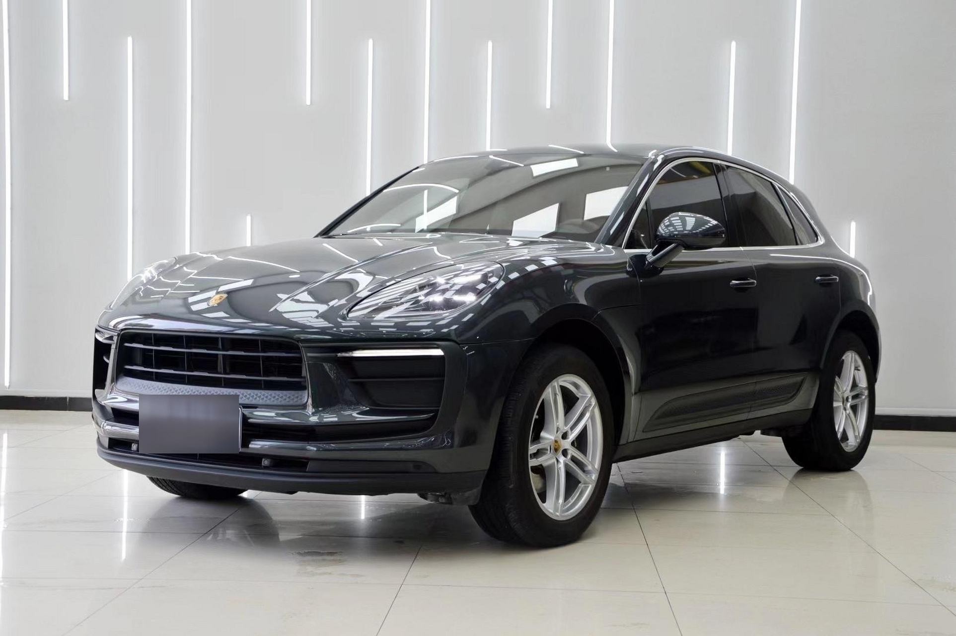 2023年3月保时捷macan  火山灰/波尔多红内 安全行驶1.