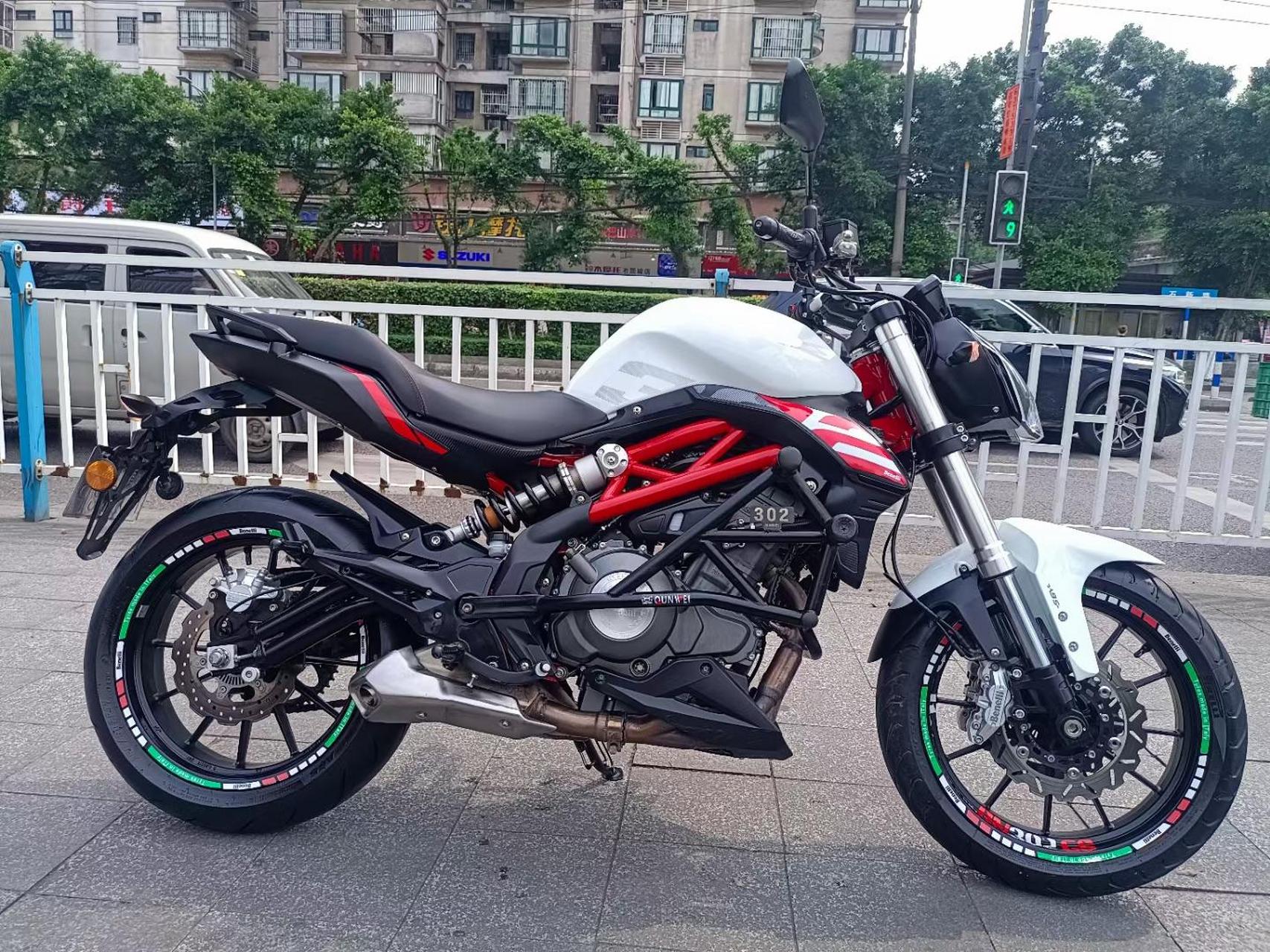 贝纳利黄龙300巡航太子车街车,现在真实公里11000公里,22年10月上户20