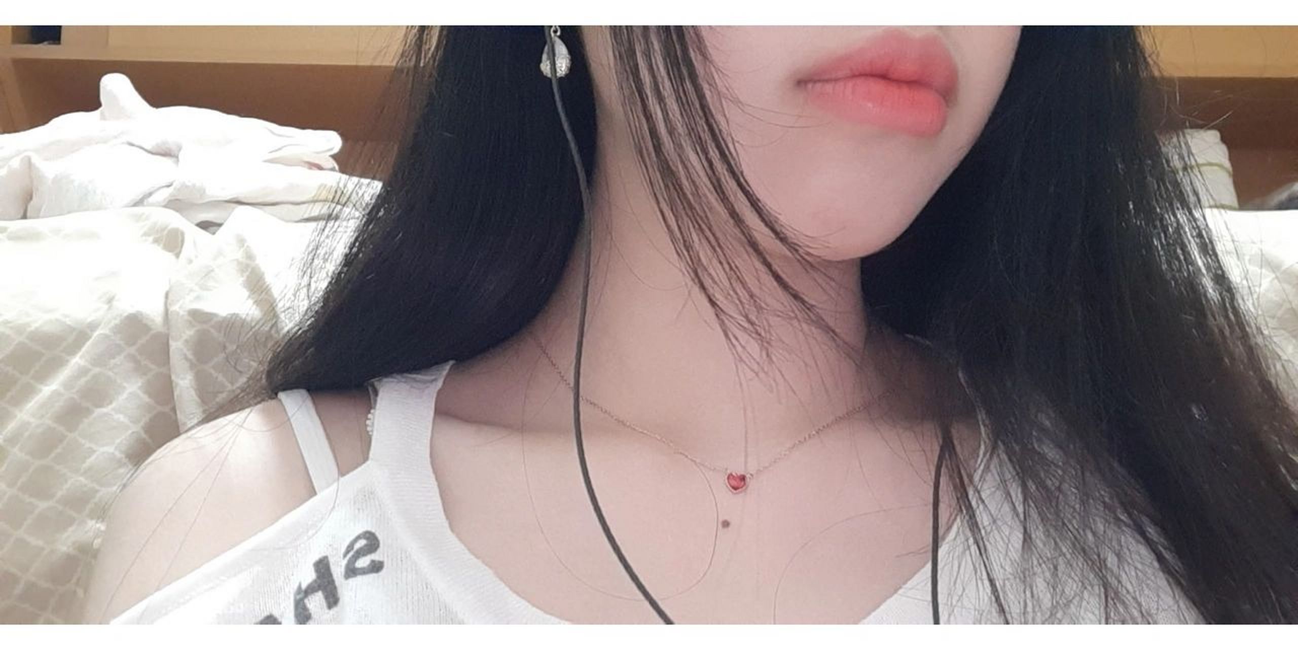 除了手臂有没有人锁骨中间有痣的 看到有很多帖子说很多人手臂上有痣