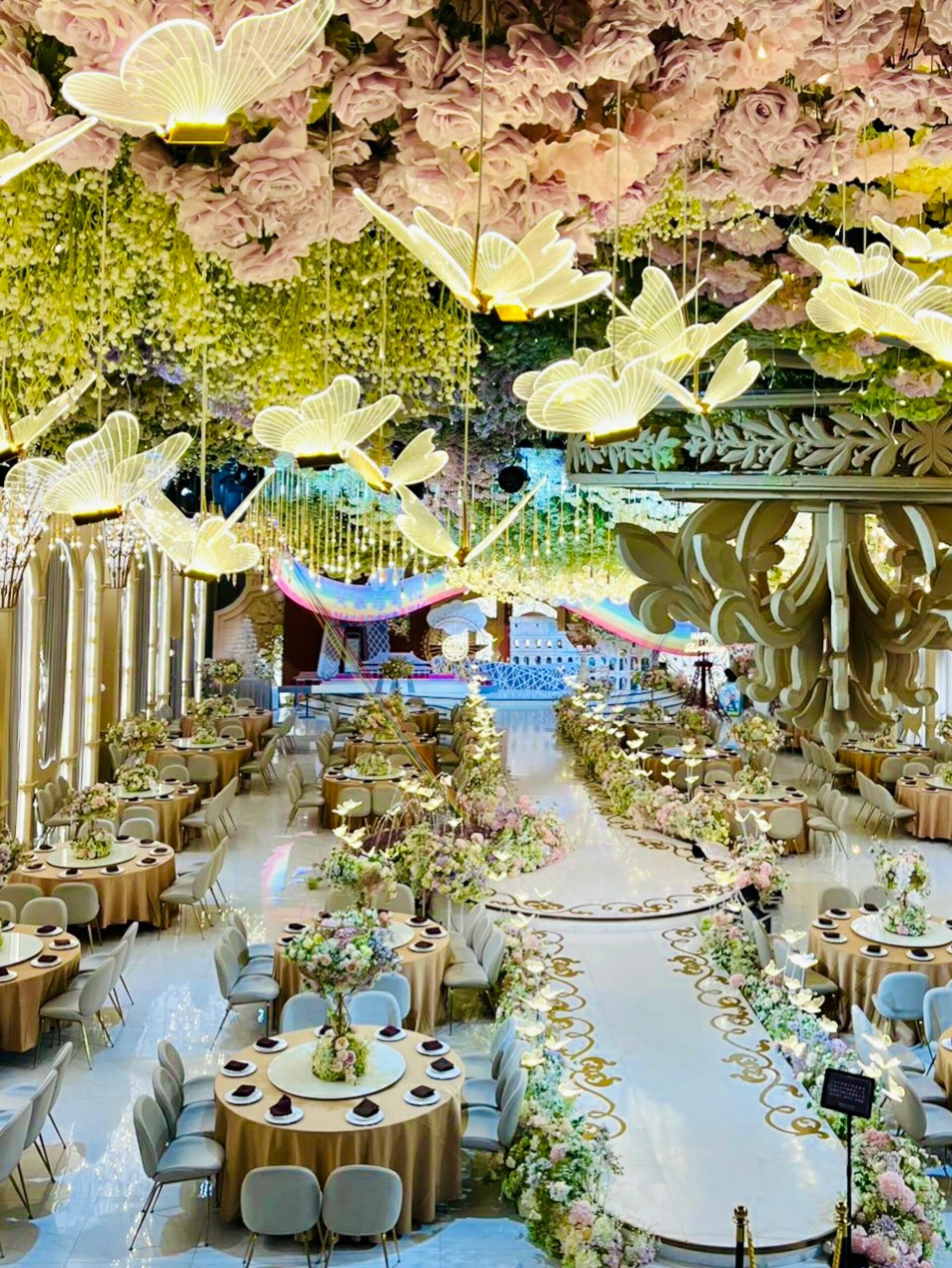 花嫁丽舍黄兴店 在花嫁丽舍宴会厅看蝴蝶翩翩飞舞,彩虹环绕 在这样的