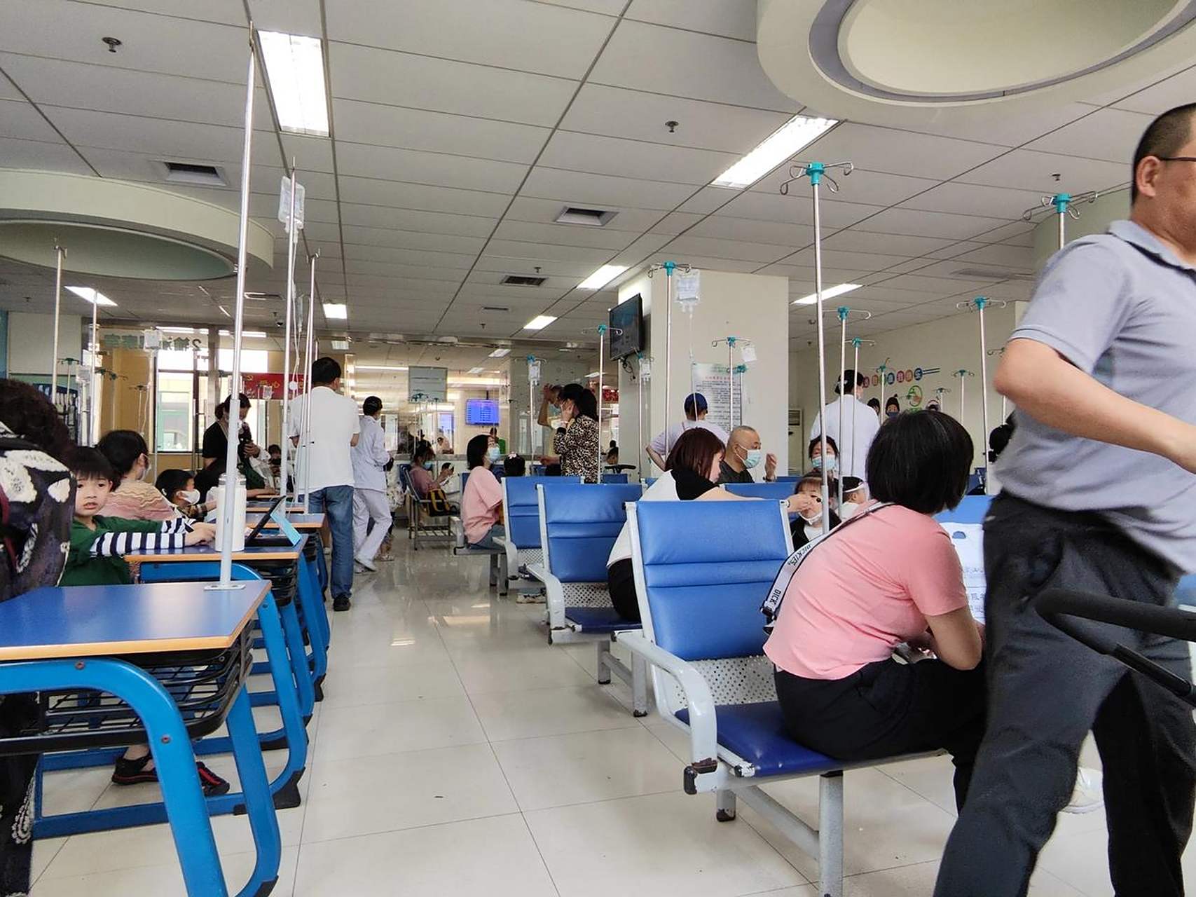 爆满的儿童医院,等待打针,排了一个班小时的队.