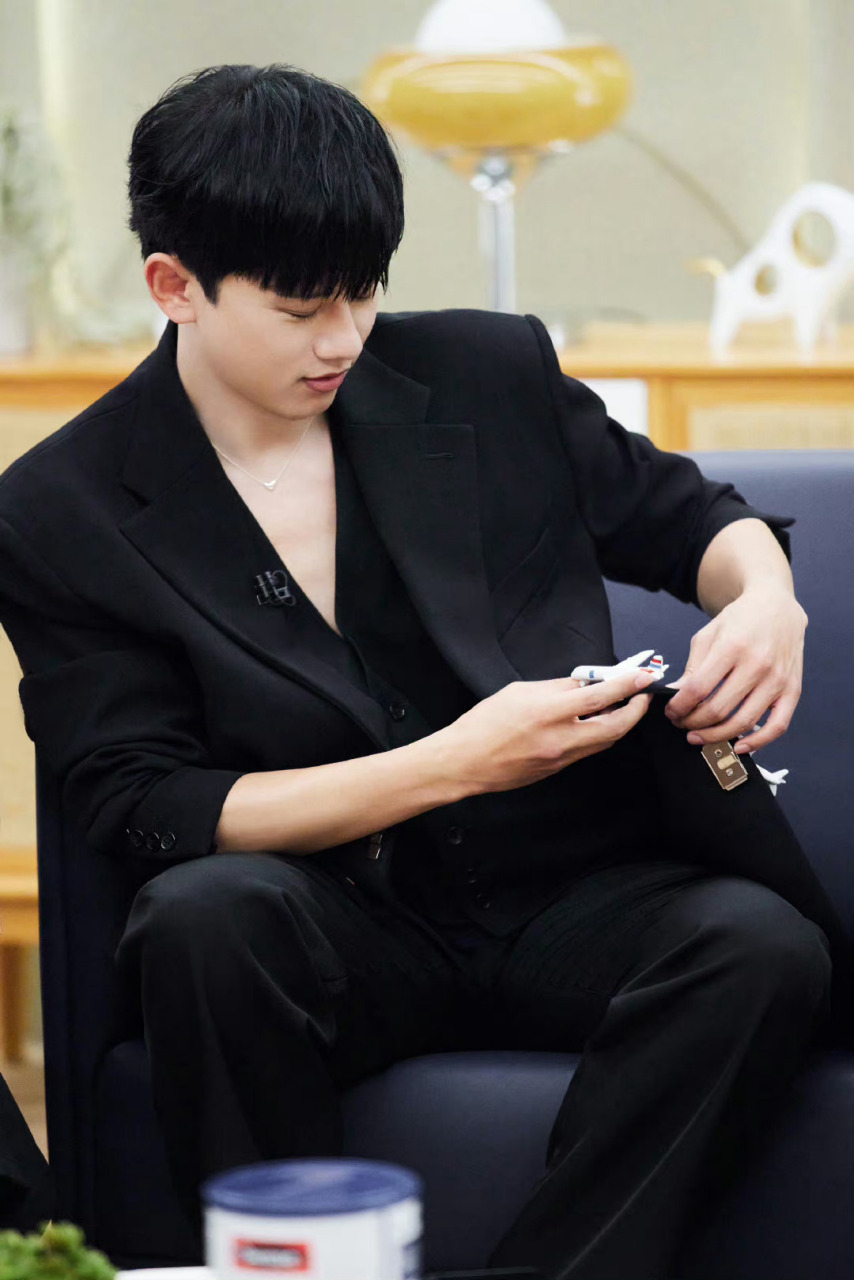 张杰真空黑西装# 张杰这套真空黑色西装的造型成熟风魅力十足 他真的