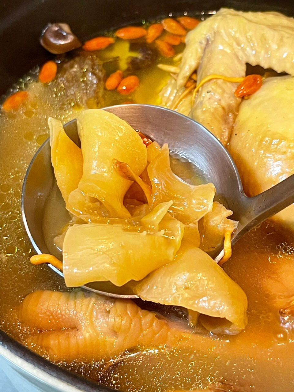 冬天少不了这锅全家都爱的花胶鸡汤～ 	 不止汤水鲜甜好喝 汤料跟
