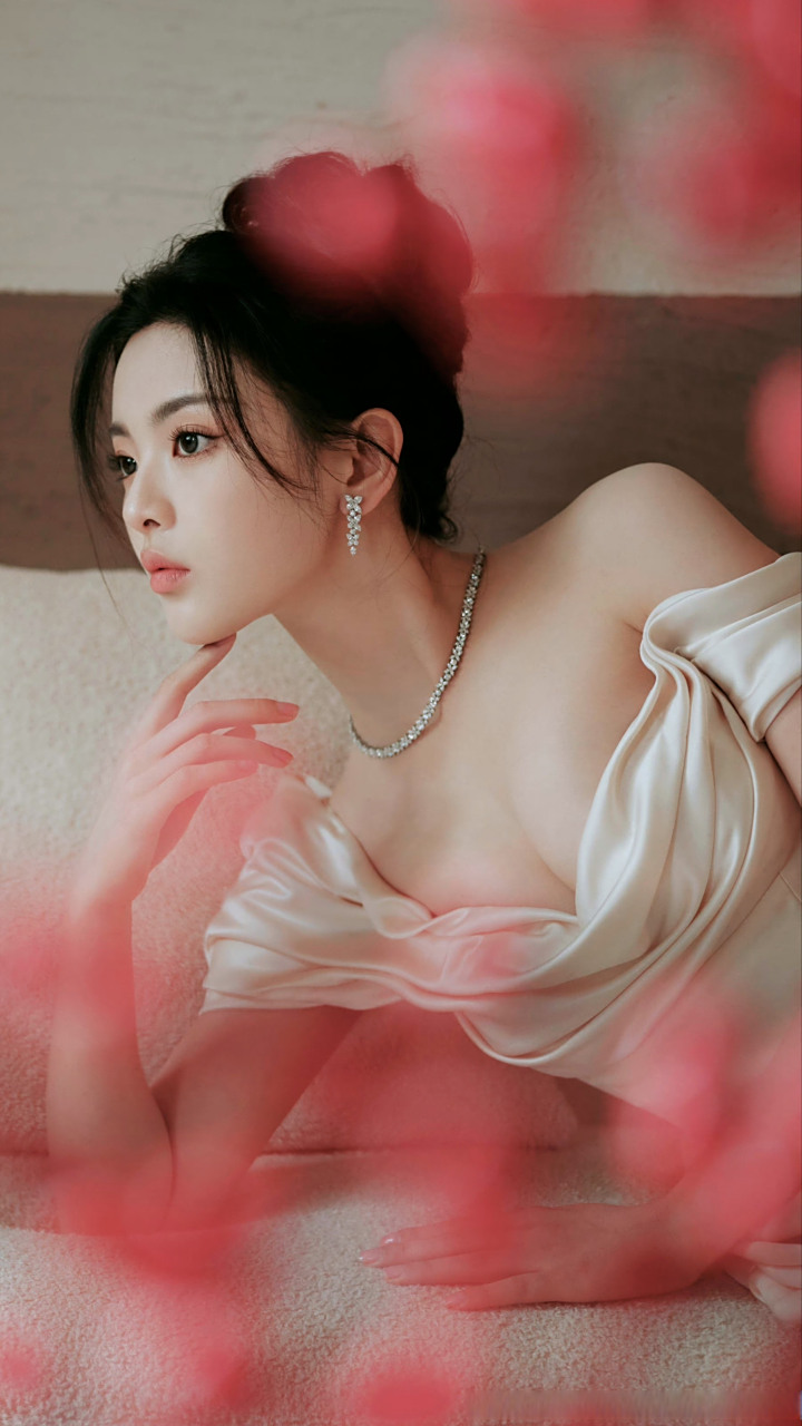 杨超越 裙子淡黄色吗?我还以为是奶白色呢[三哈][三哈][三哈]