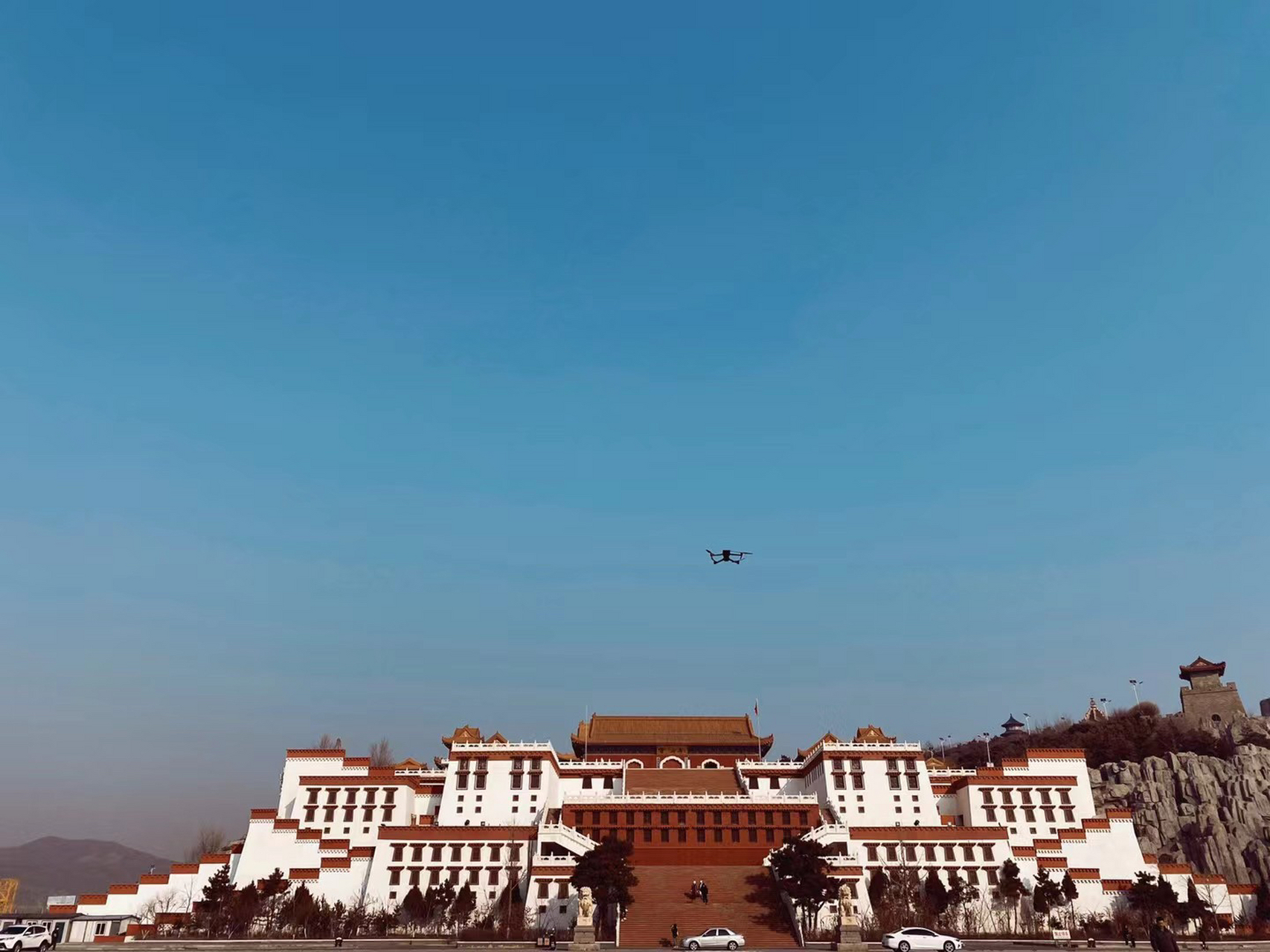 锦州一日游 打卡东北布达拉宫,超级出片,人少风景好 	 位置:锦州凌海