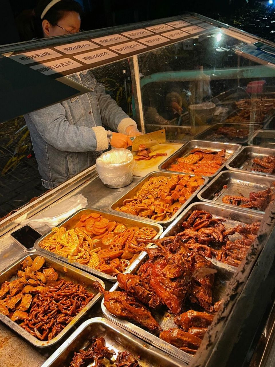 一出公司遇到卤菜摊, 果断要了点猪头肉鸭肠鸭珍豆干!