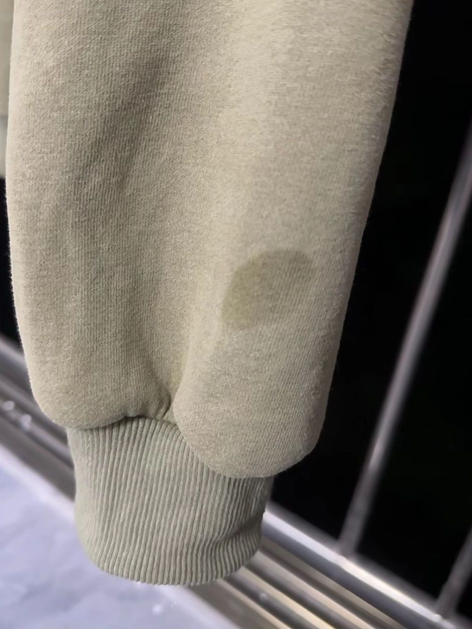 这种衣服上的油渍要怎么洗掉!