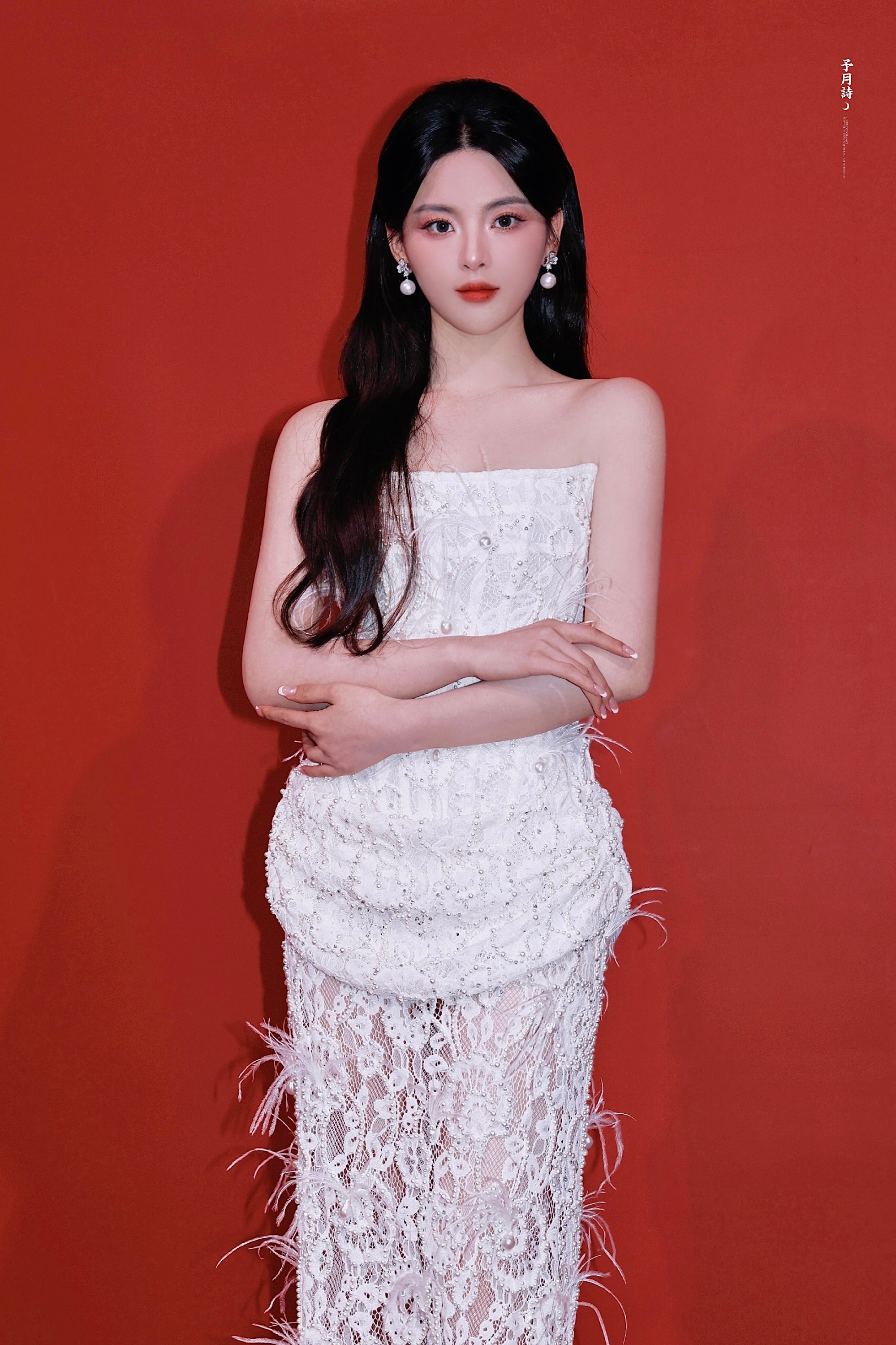 杨超越妹妹,穿白色蕾丝礼服好迷人