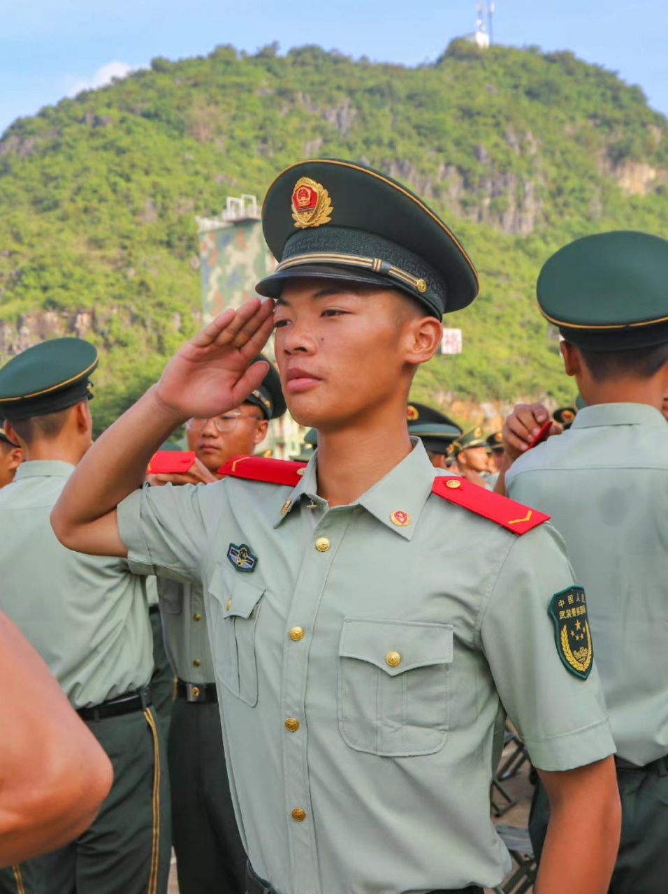 武警换发新帽徽图片