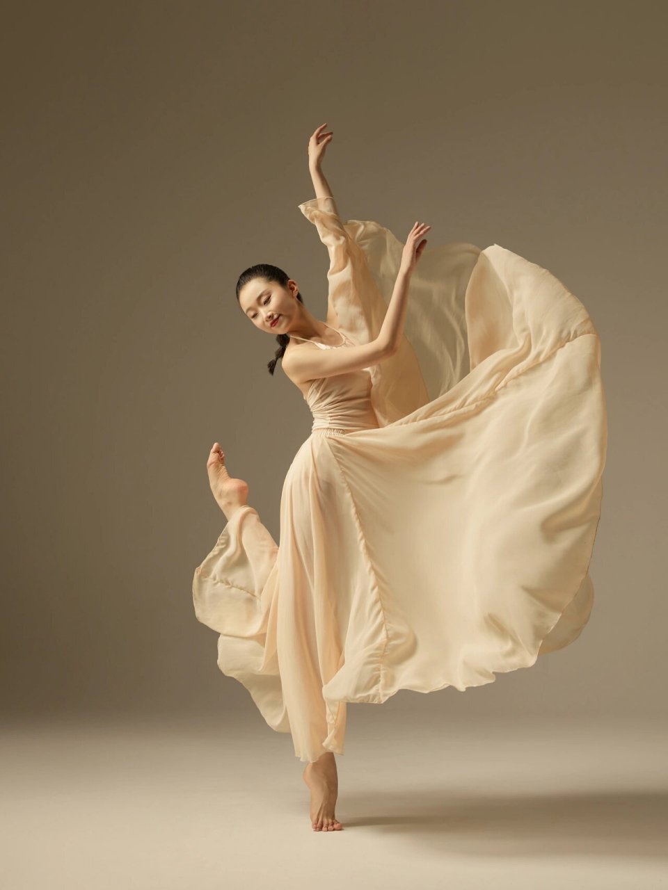 舞蹈摄影|大摆裙动作参考 经典的裸色大裙摆 轻柔又浪漫 与舞蹈完美
