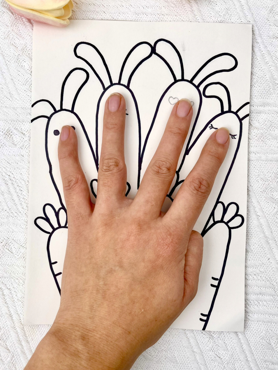新年手掌画——兔子爱吃胡萝卜09 兔年到,伸出小手,画几只可爱的小