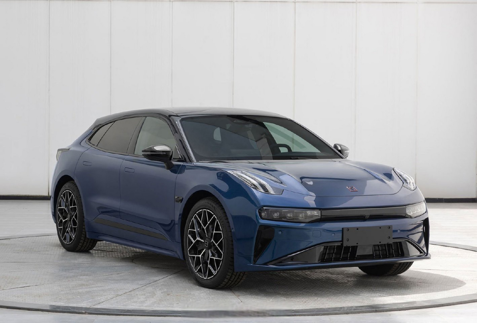 蛤蟆灯的极氪001更新,现在极氪新车正在逐渐脱离蛤蟆灯,毕竟001当年