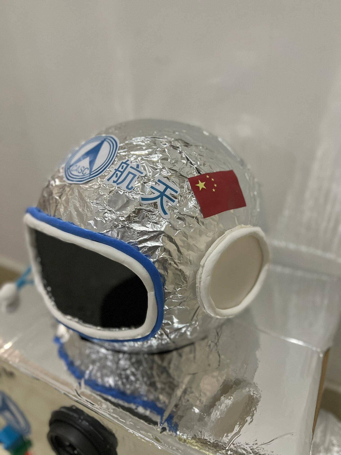 环保时装7515:航天服   	 要为班级争光7515 彩料:  纸箱94