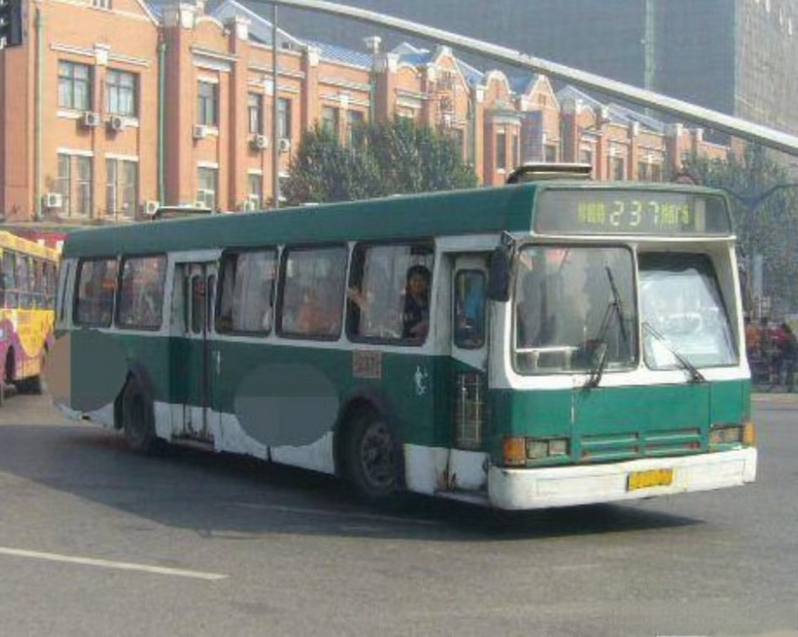 这是一辆237路公交车,看这个车型,我想很多沈阳人都会有