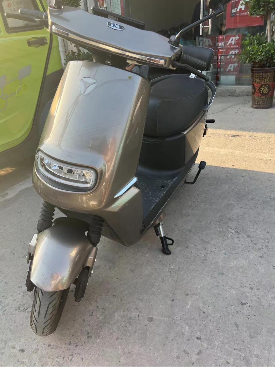 三个月准新车!雅迪冠能e6,五块22a,续航55公里左右,电池整车质保