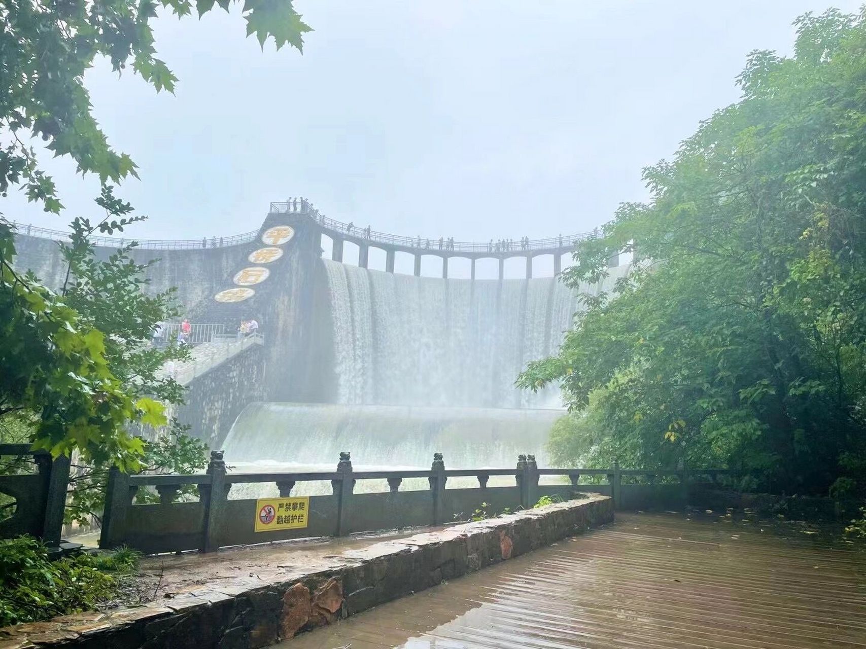 小众免费景点99溧阳|平桥石坝 亚洲最大的浆砌石拱坝, 落雨天看瀑布