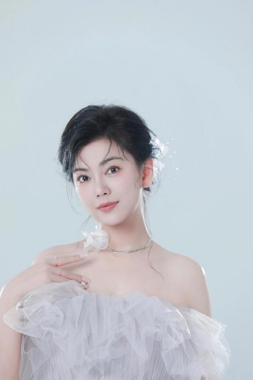 近日,曾在热门电视剧《爱情公寓》中饰演秦羽墨一角的演员赵文琪,通过