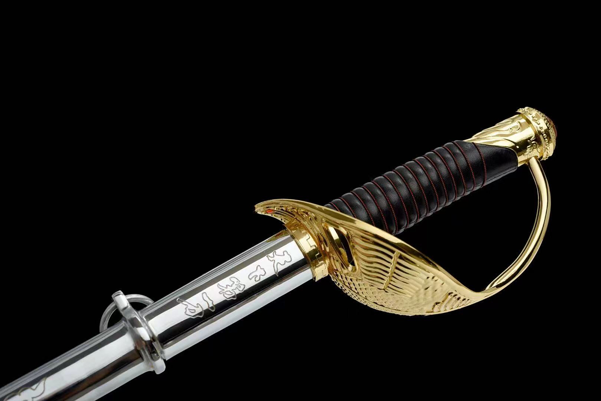 国旗护卫队指挥刀05 指挥刀是指挥士兵作战,操练或演习时使用的狭长