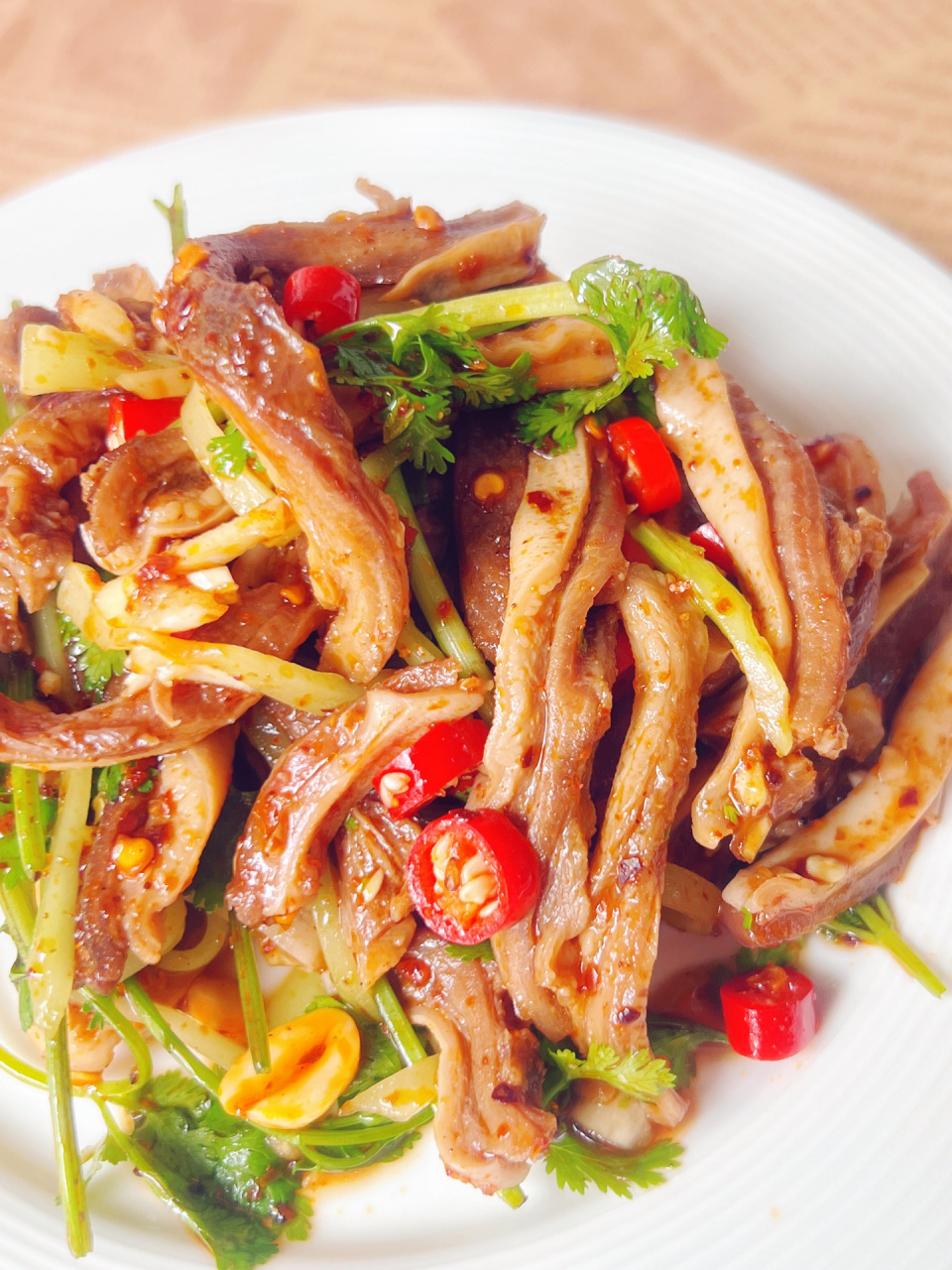 索性找老家的办席的大厨学了这道简单又好吃的凉拌肚丝.