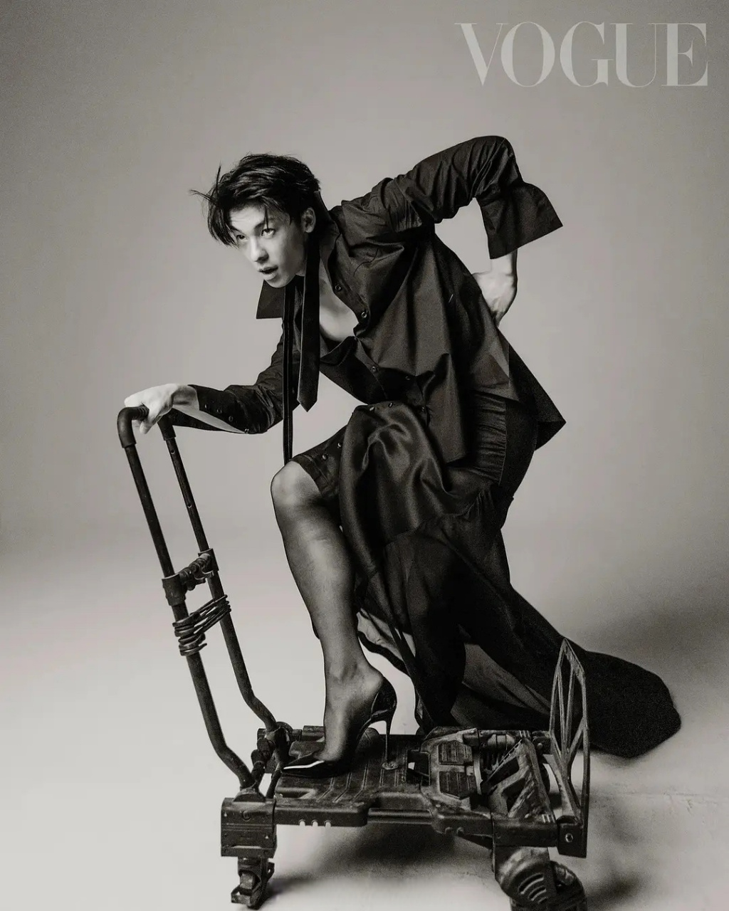 四个字来形容这次许光汉拍的时尚杂志  #许光汉猩红脚趾美甲