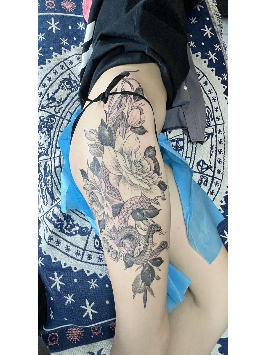 女生大腿侧腰素花纹身