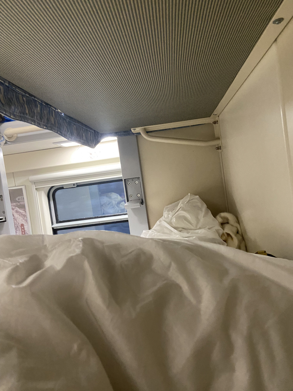 火车中铺,安全感最满!