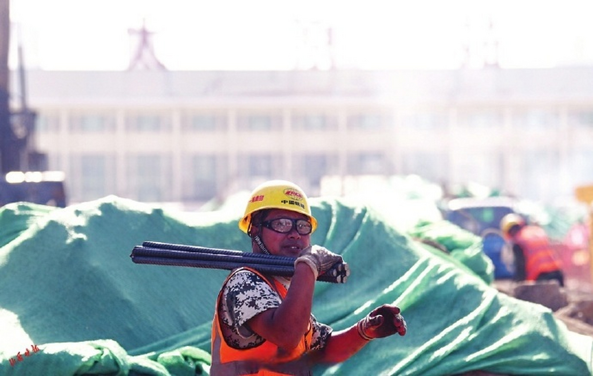 【为了迎泽大街的这道光】6月17日,在施工现场,工人头戴安全帽,身穿